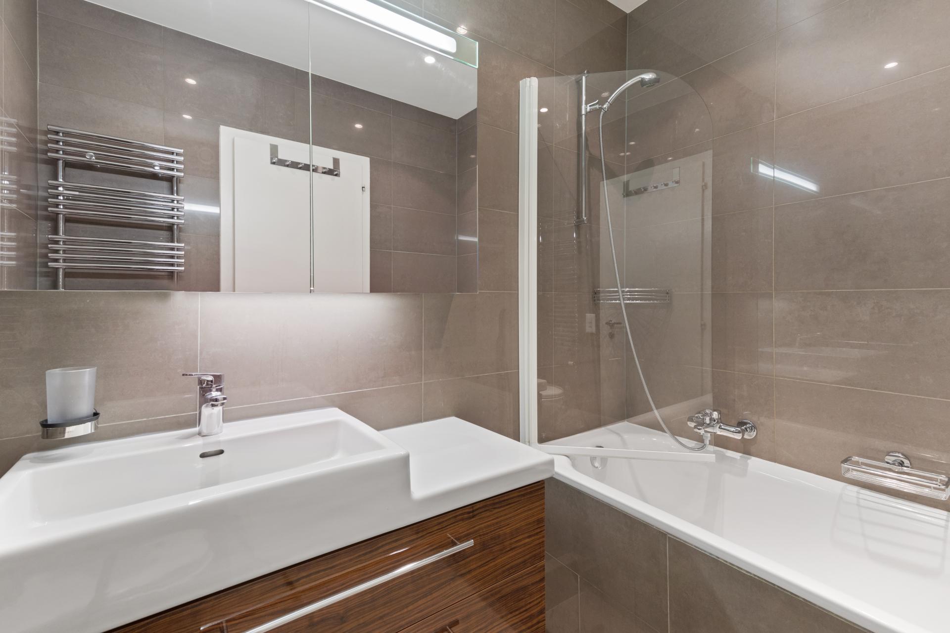 Modernes Badezimmer mit Badewanne und Dusche