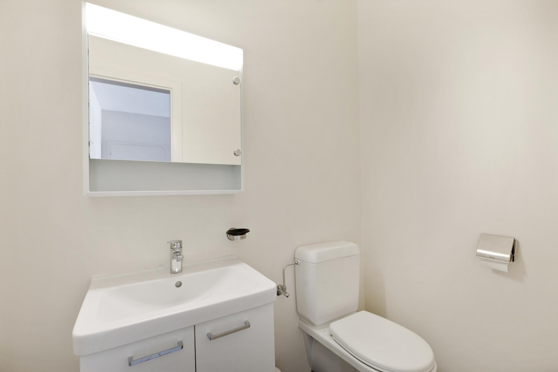 Gäste-WC mit Waschtisch und Toilette