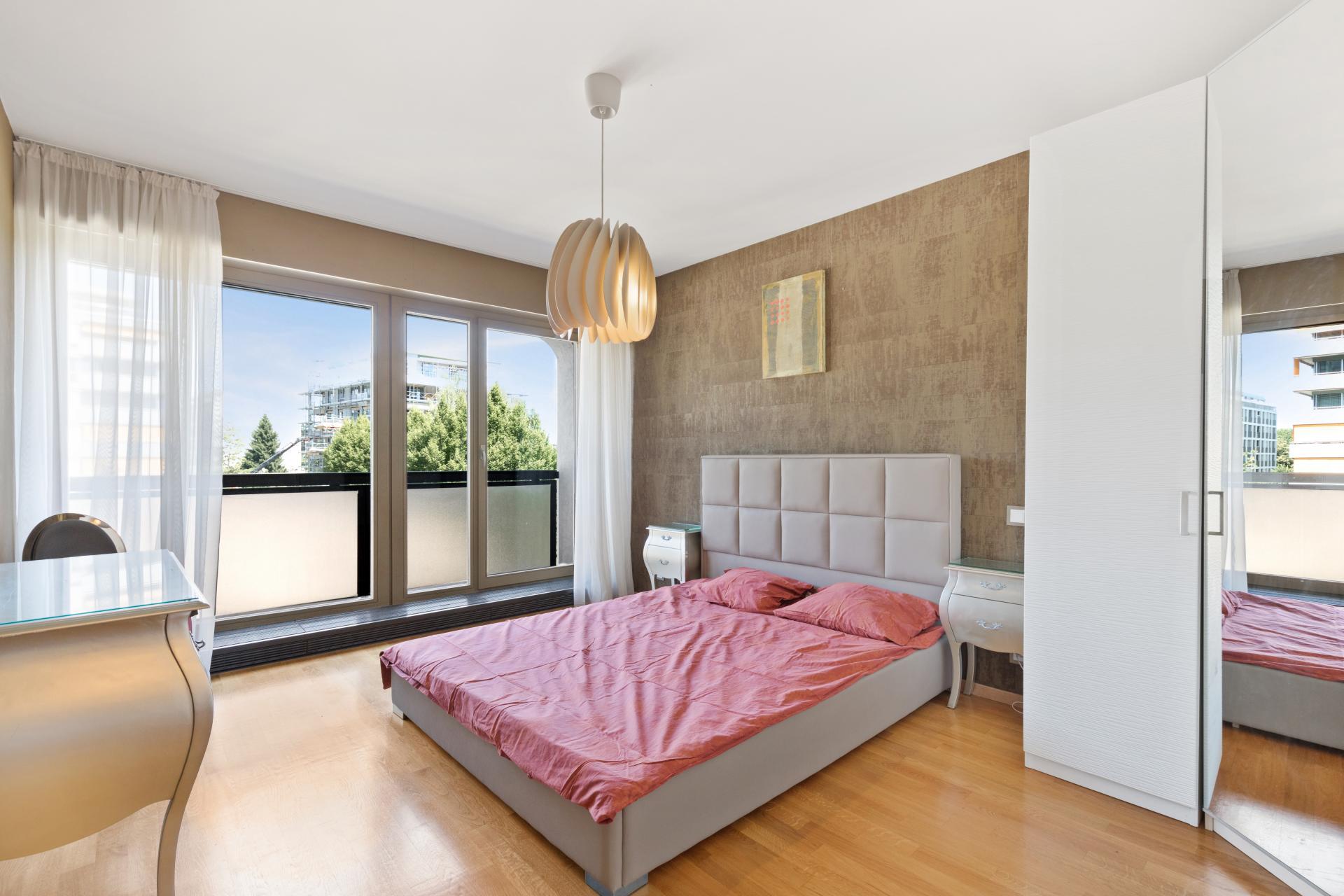 Helles Schlafzimmer mit Balkonblick