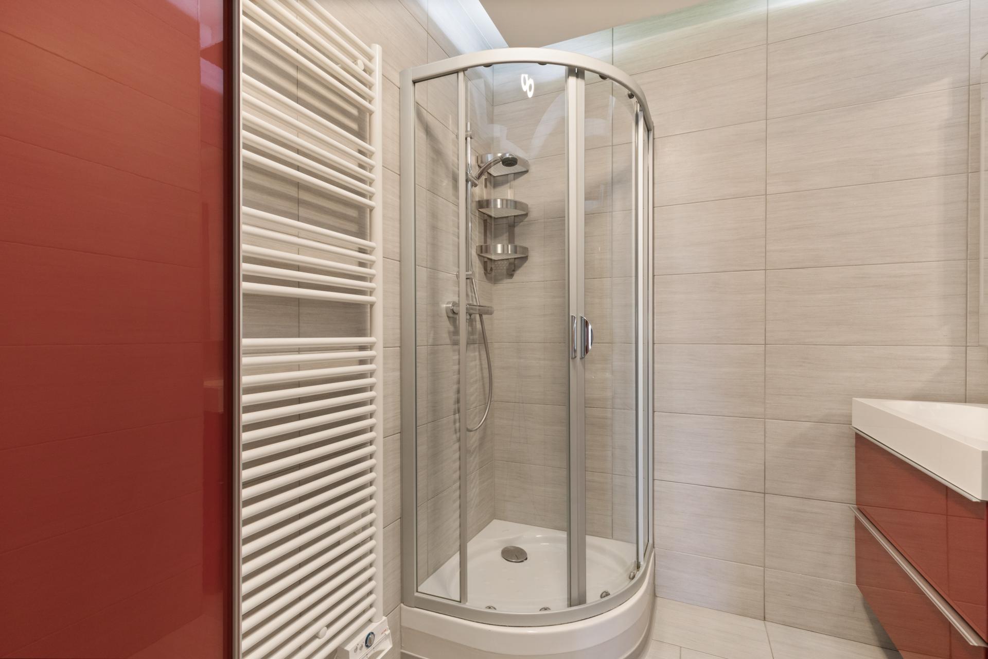 Modernes Badezimmer mit Runddusche