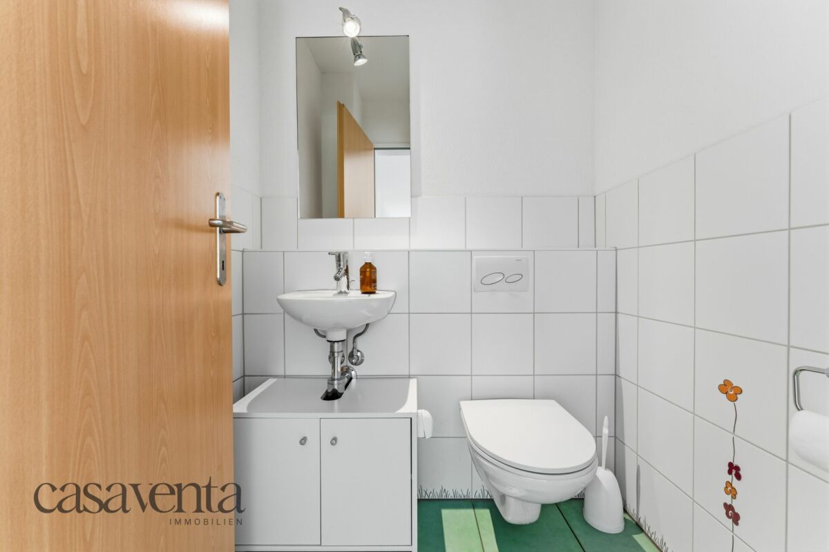 Gäste-WC mit Waschbecken und Wand-WC