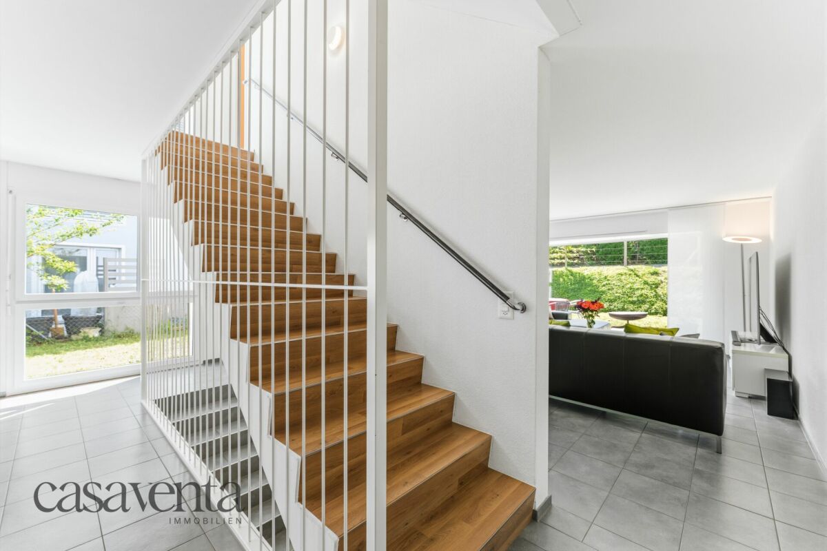 Heller Eingangsbereich mit offener Treppe