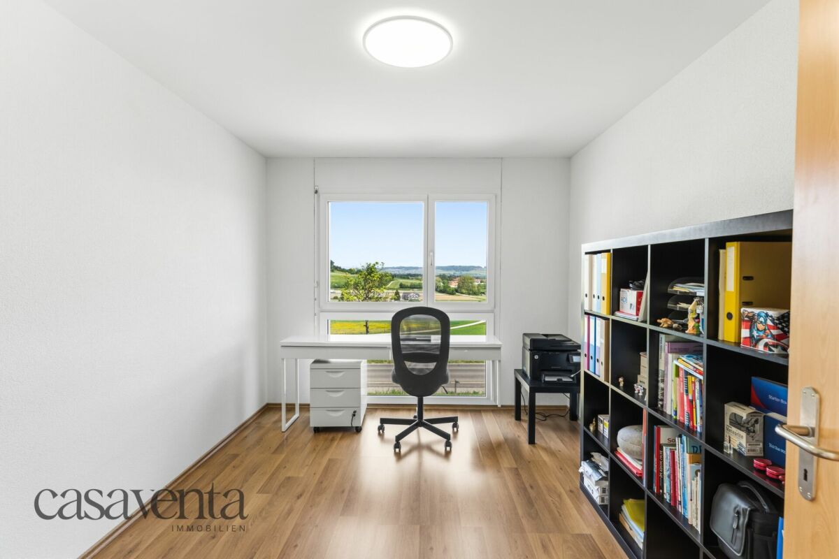 Helles Arbeitszimmer mit Ausblick ins Grüne