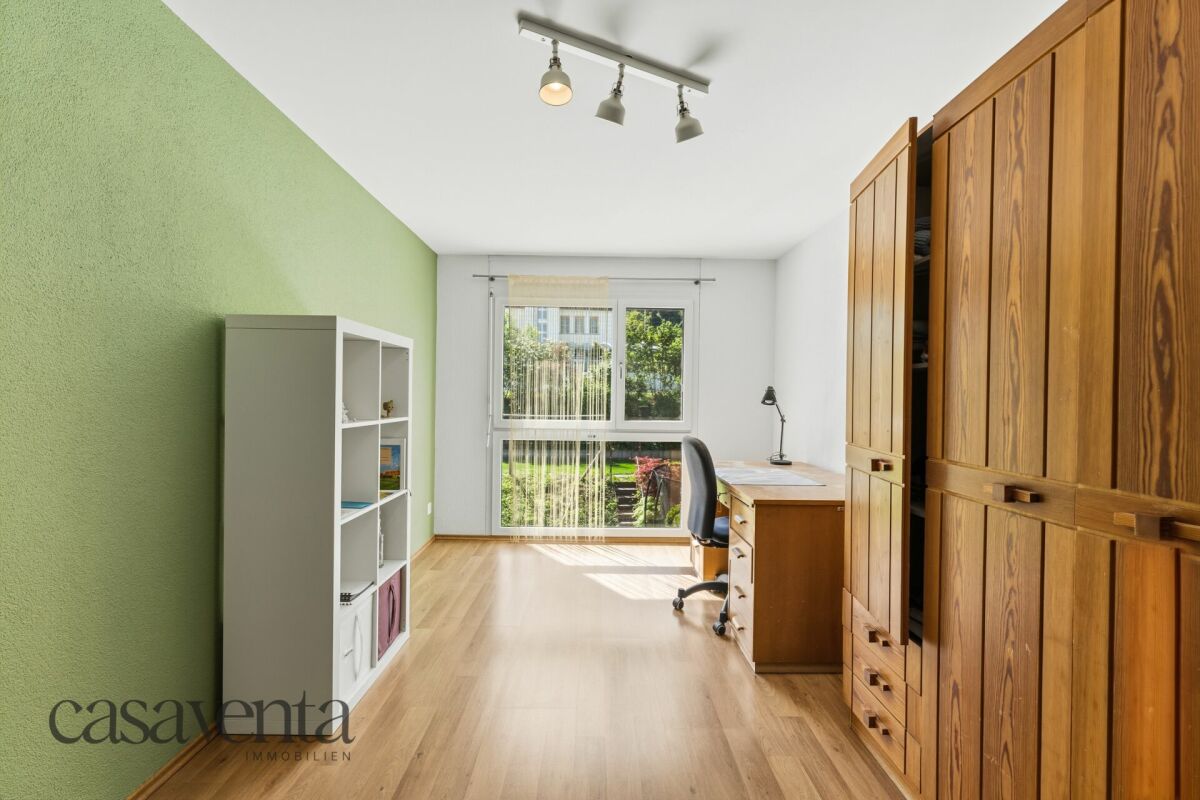 Heller Arbeitsraum mit Fenster und großem Kleiderschrank