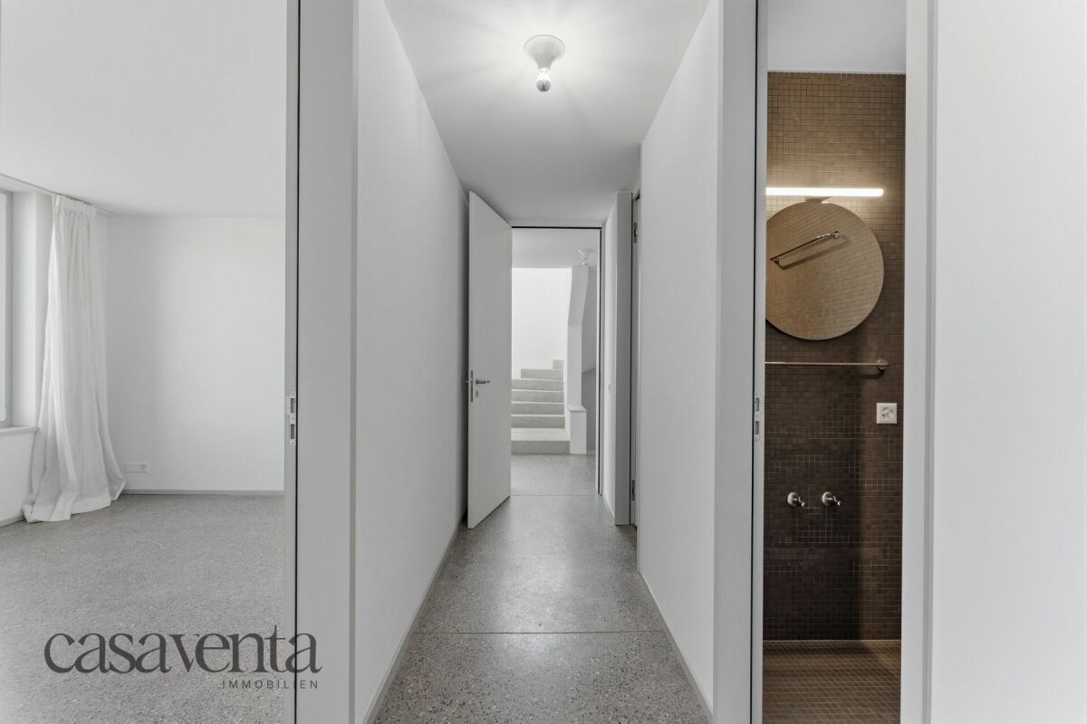 Moderner Flur mit Blick ins Schlafzimmer und Bad