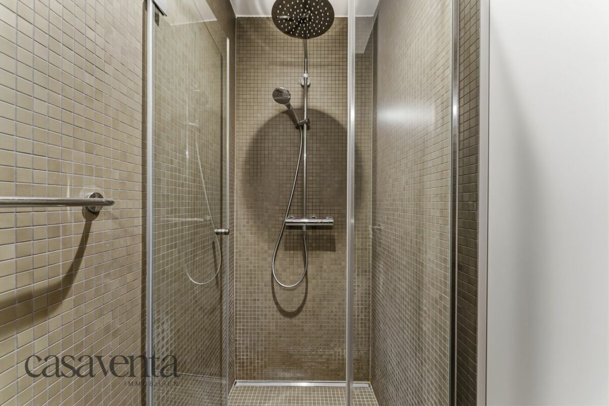Begehbare Dusche mit Glasabtrennung