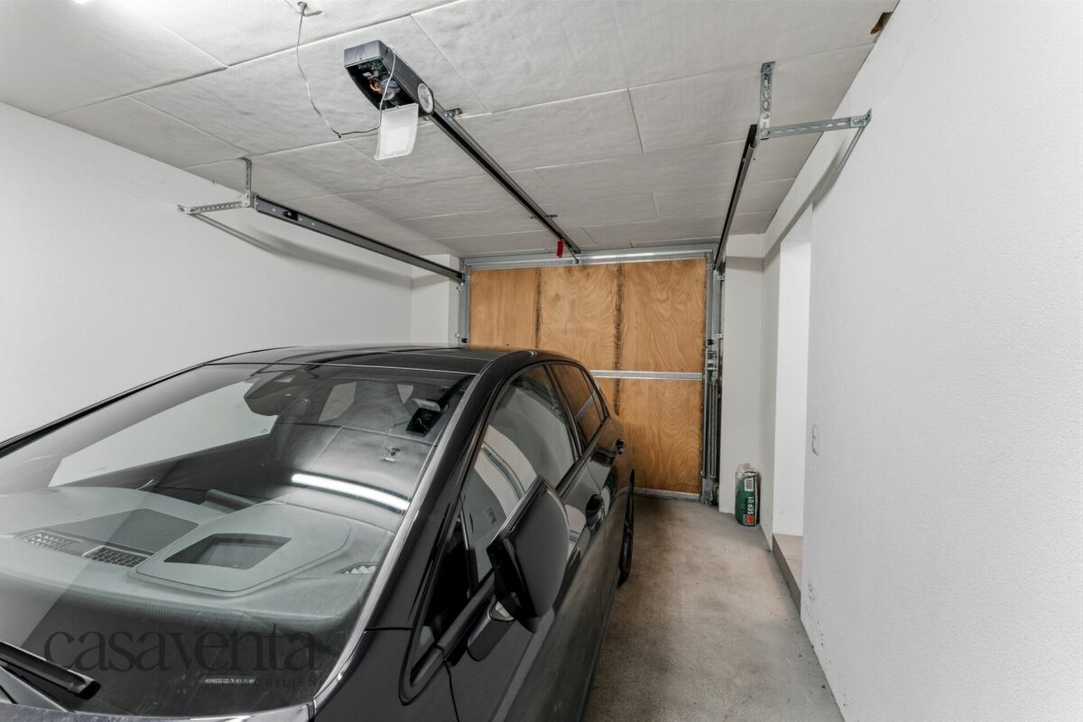 Garage mit geparktem Auto