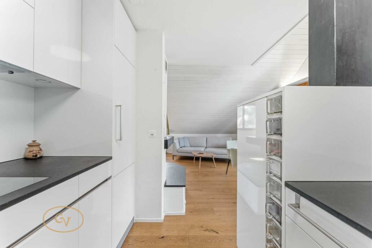 Offene Küche mit Blick in den Wohnbereich