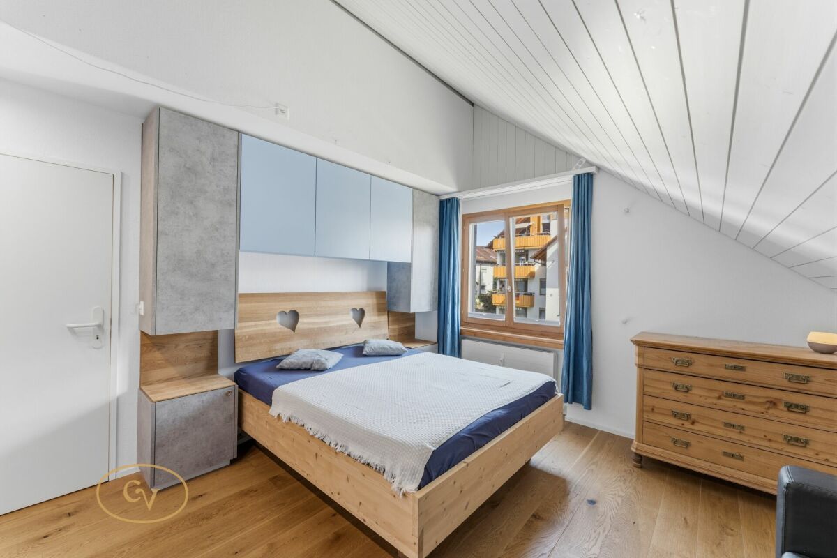 Schlafzimmer mit Dachschräge und Holzoptik