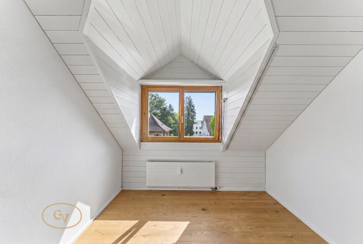 Dachzimmer mit Holzfenster