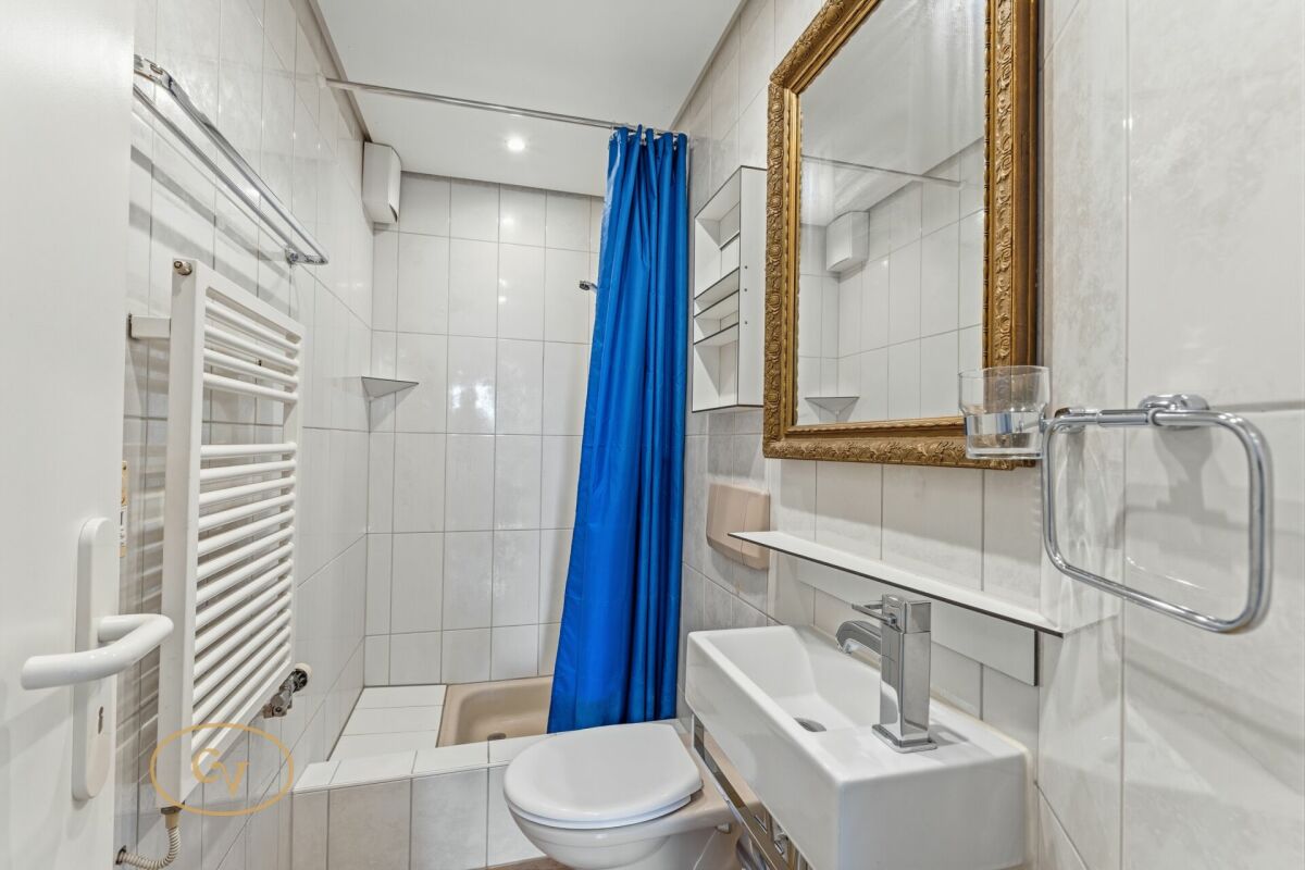Badezimmer mit Dusche und Waschbecken