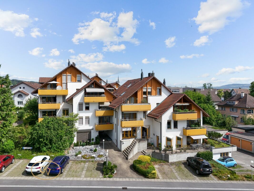 Mehrfamilienhaus mit Balkonen