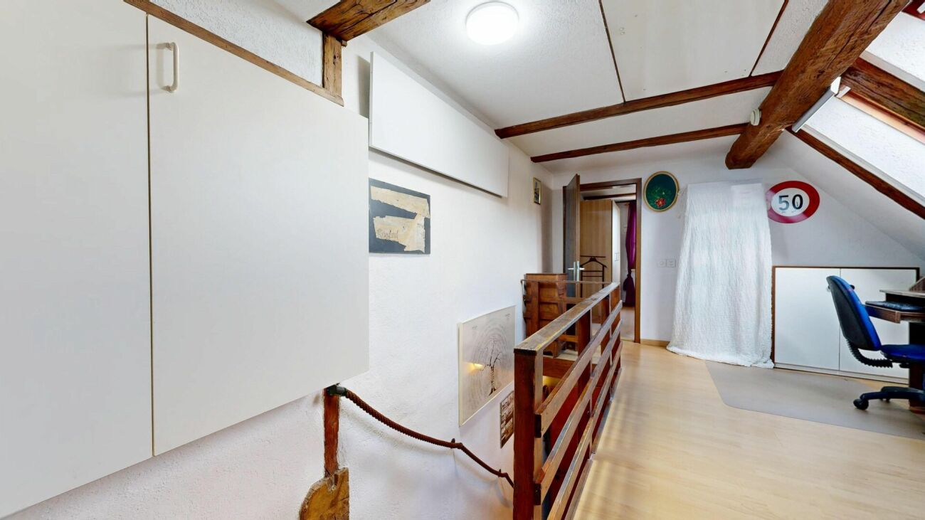 Ausgebauter Dachboden mit Holzträgern