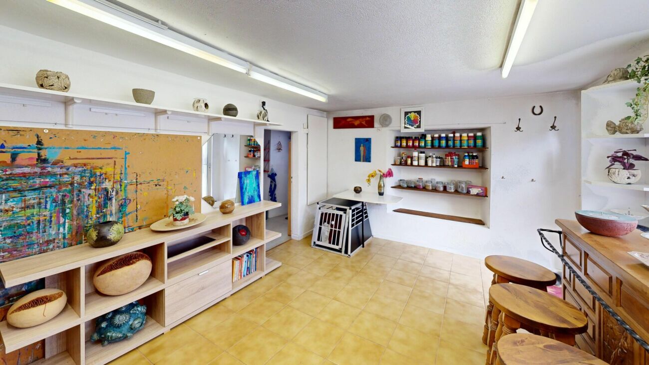 Kreativraum mit Regalen und Kunstwerken