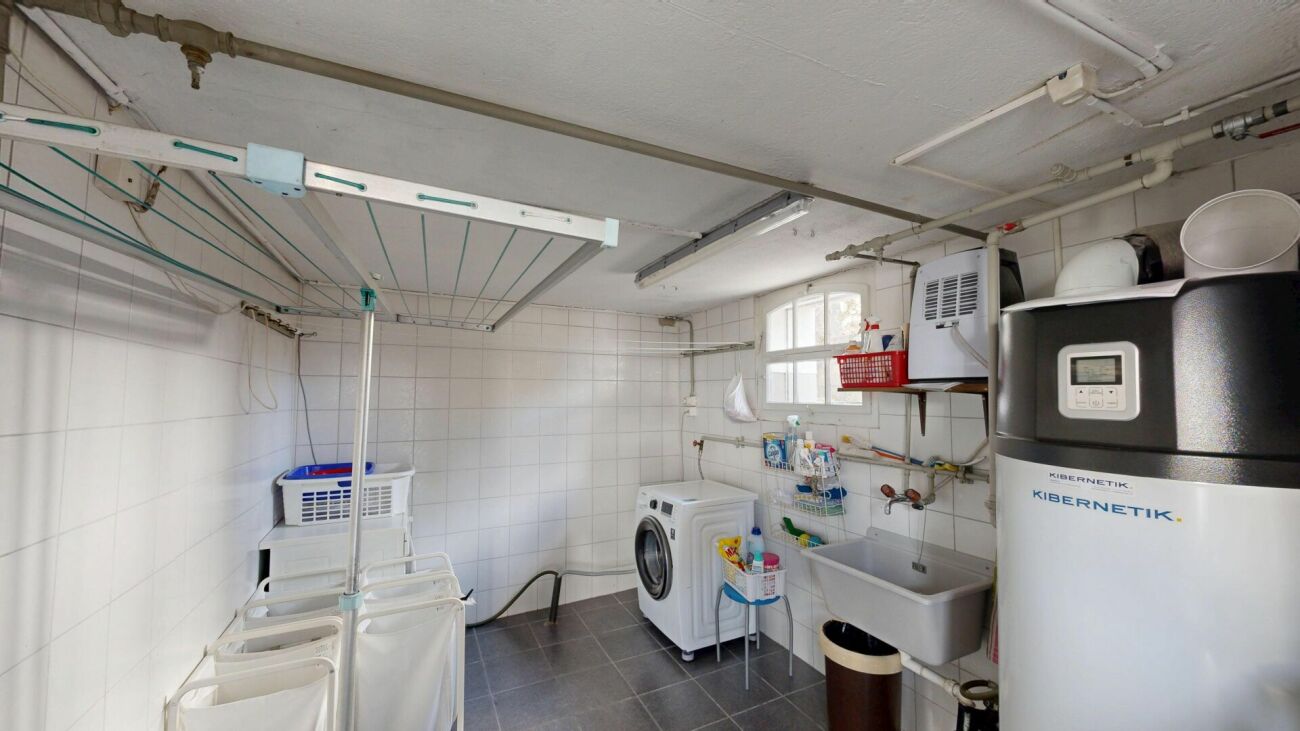 Hauswirtschaftsraum mit Waschmaschine und Technikgeräten