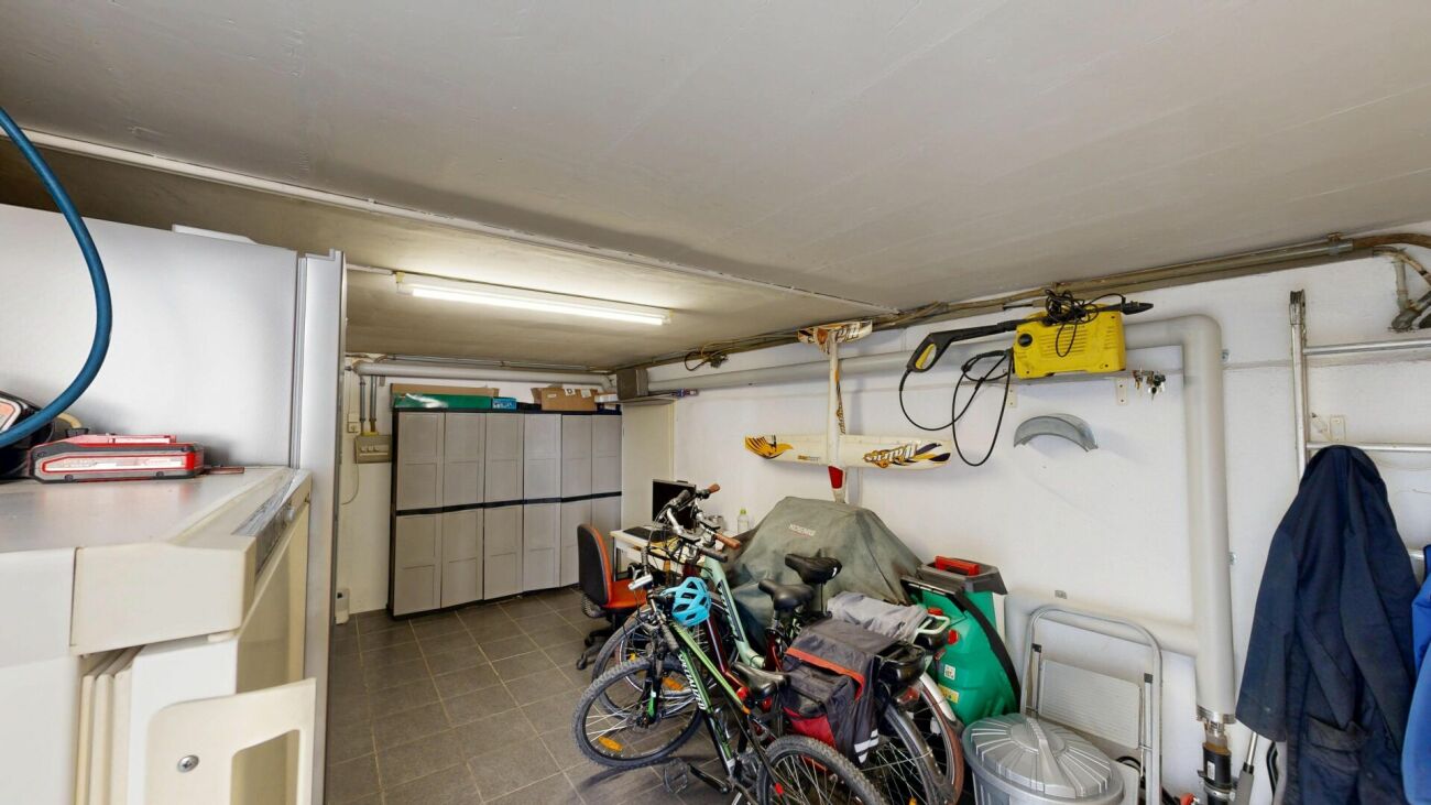 Garage mit Abstellfläche und Fahrrädern