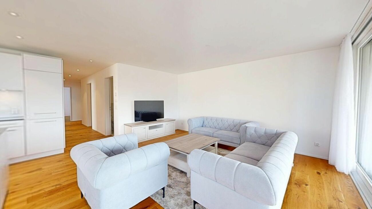 Helles, modernes Wohnzimmer mit Ecksofa