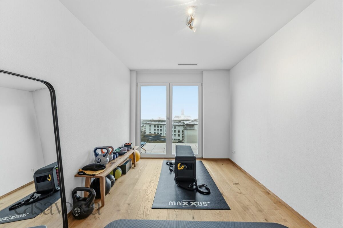 Heller Fitnessraum mit Balkonzugang