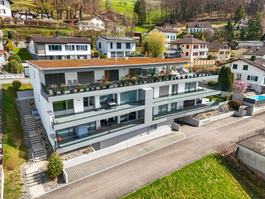 Modernes Mehrfamilienhaus mit Terrassen und Hanglage