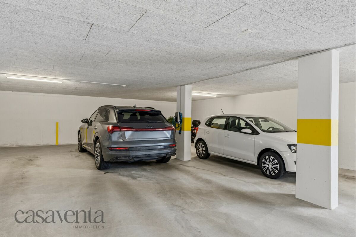 Tiefgarage mit zwei abgestellten Fahrzeugen
