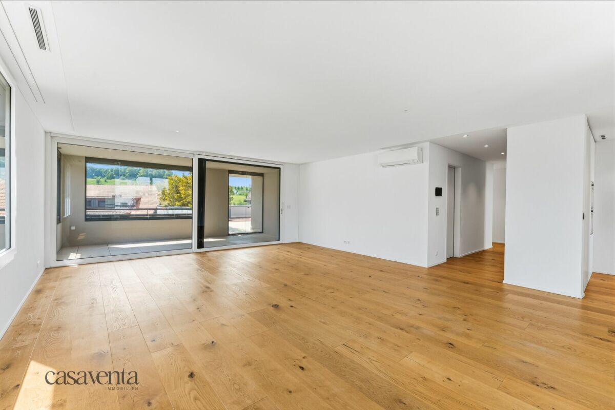Großer heller Wohnraum mit Terrasse