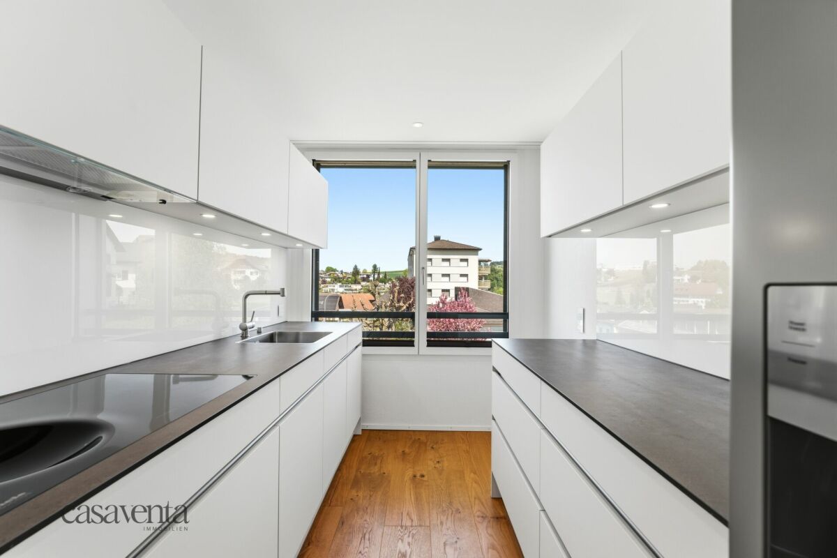 Moderne schmale Küche mit Fensterblick