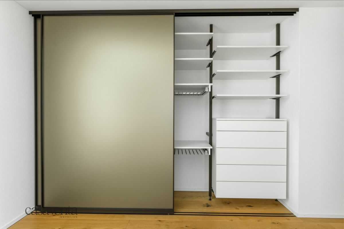 Ankleidezimmer mit offener Schrankwand