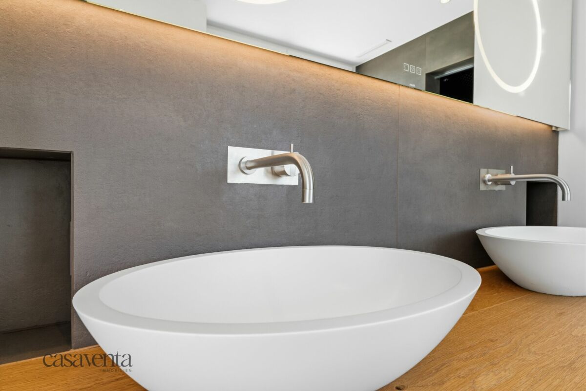 Modernes Badezimmer mit zwei Aufsatzwaschbecken