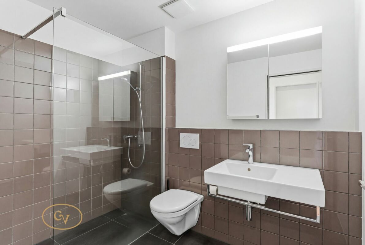 Modernes Badezimmer mit begehbarer Dusche und Wand-WC