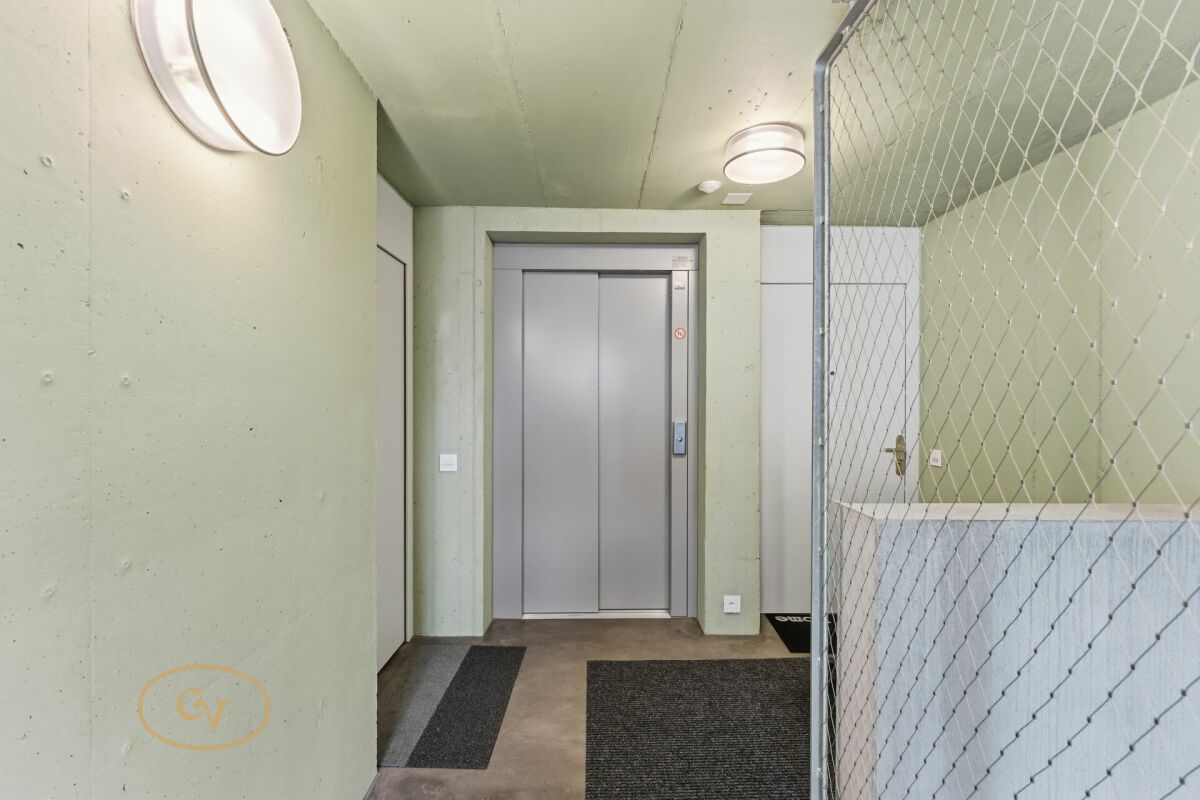 Aufzugsvorraum im Mehrfamilienhaus