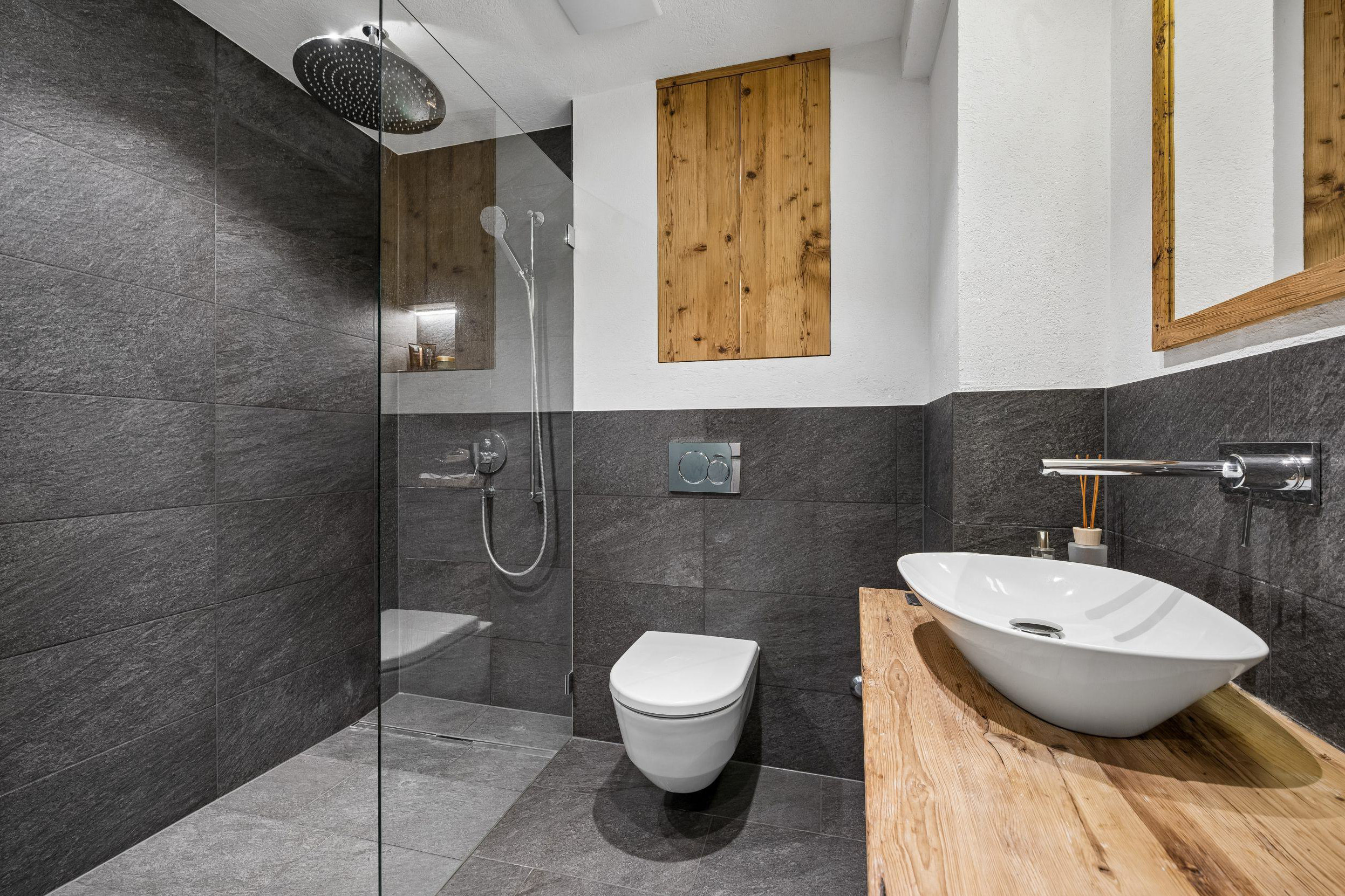 Modernes Bad mit Dusche, WC und Waschtisch