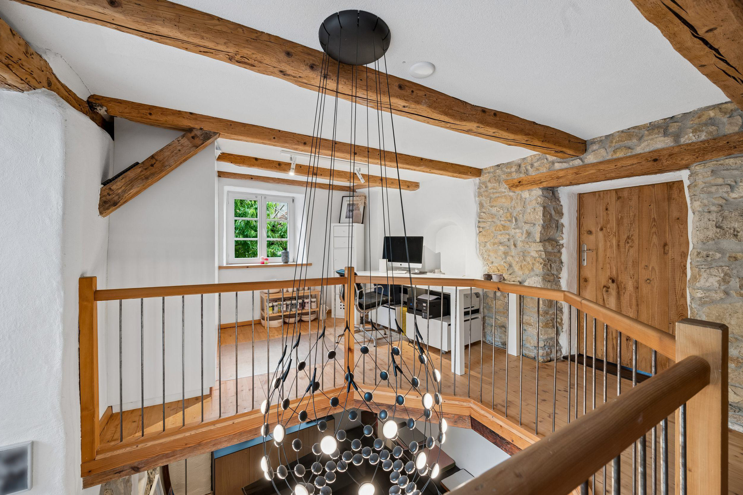 Rustikale Galerie mit Holzbalken und Steinwand