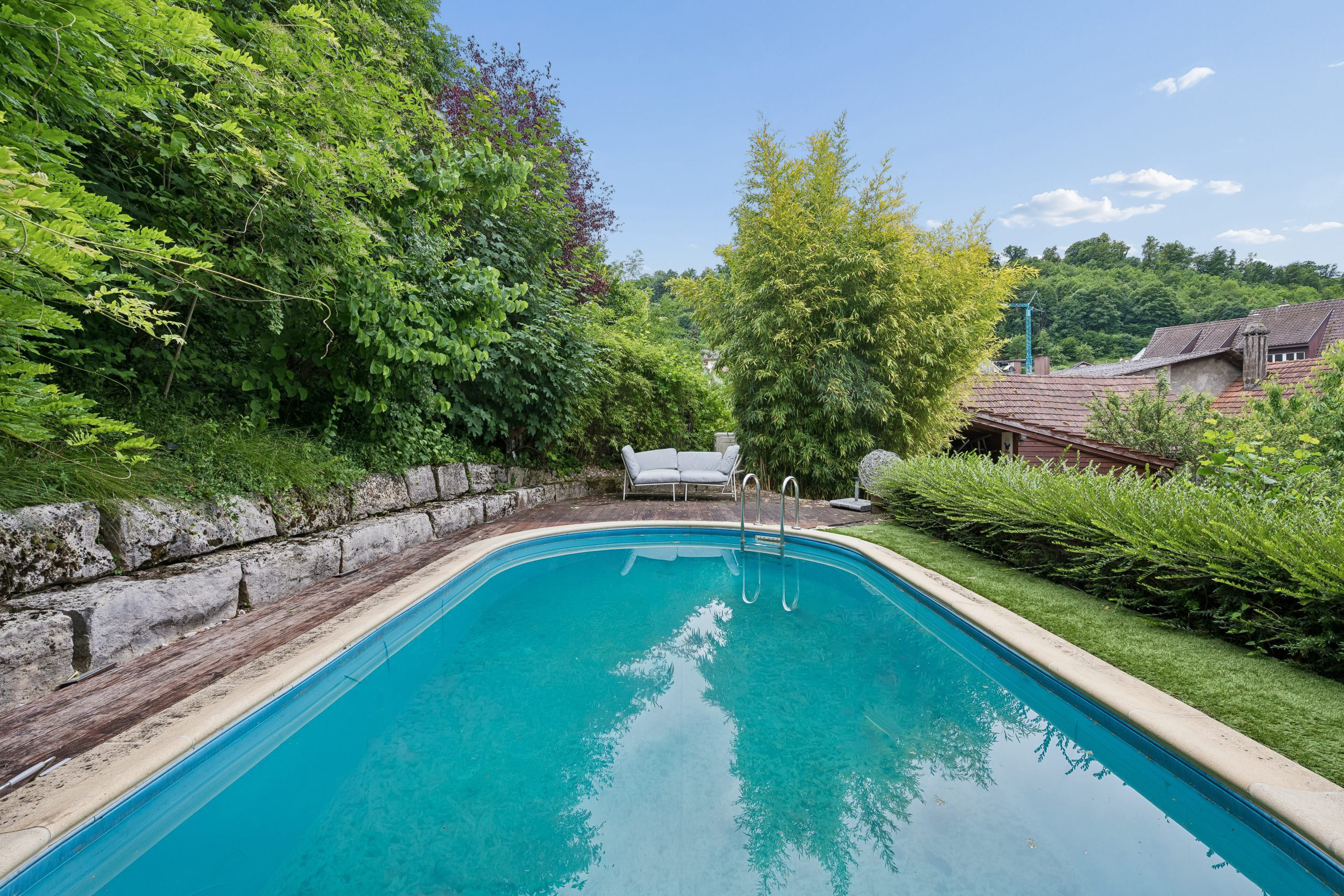 Außenbereich mit Pool und Garten
