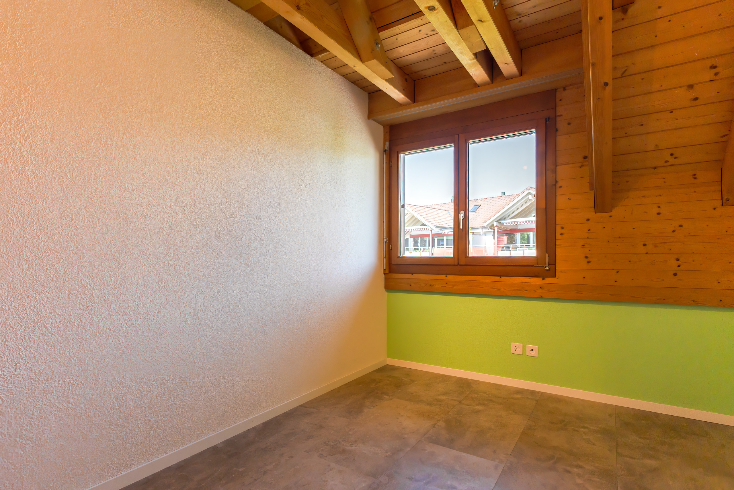 Leerer Raum mit Holzdecke und Fenster