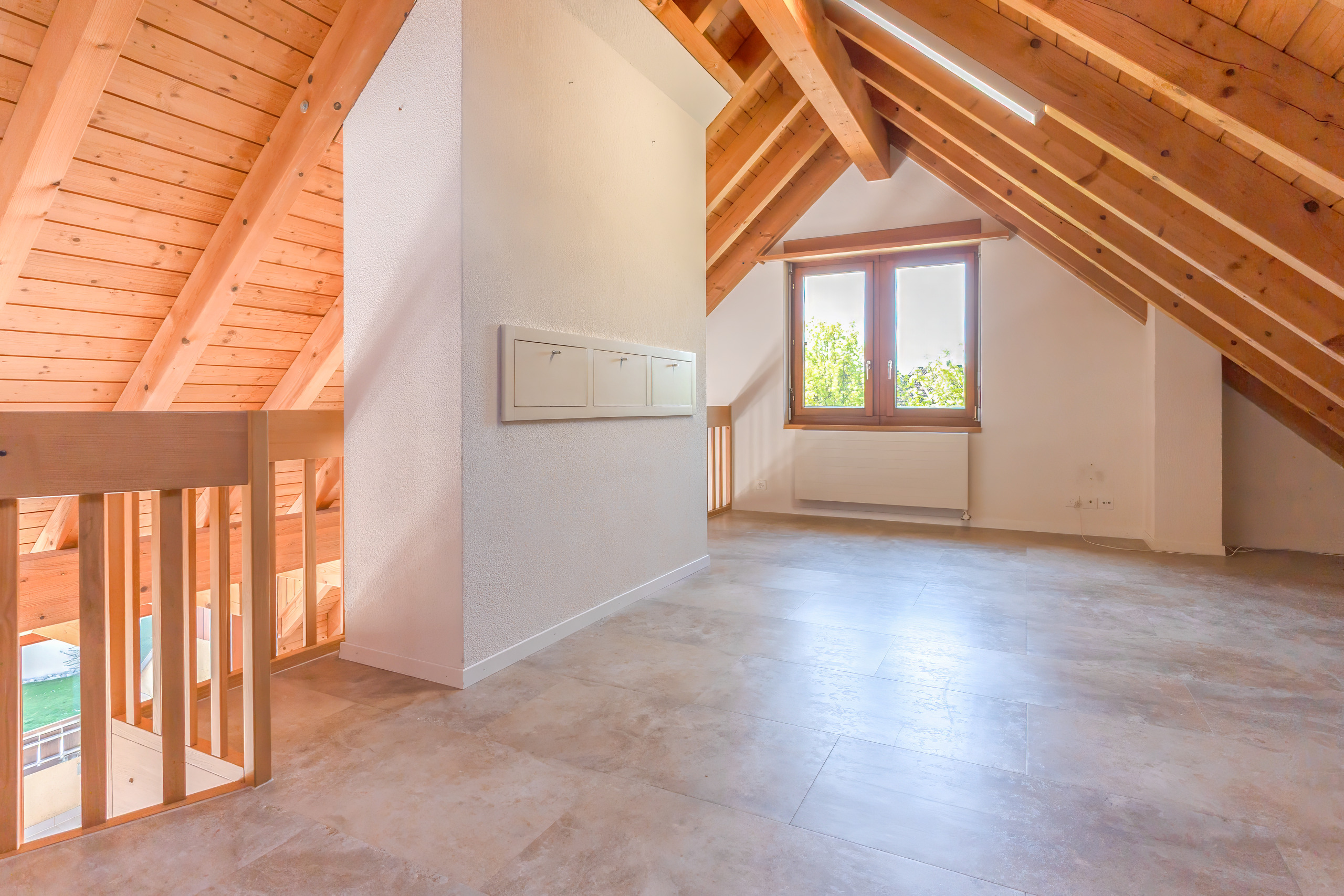 Dachgeschoss mit sichtbaren Holzbalken