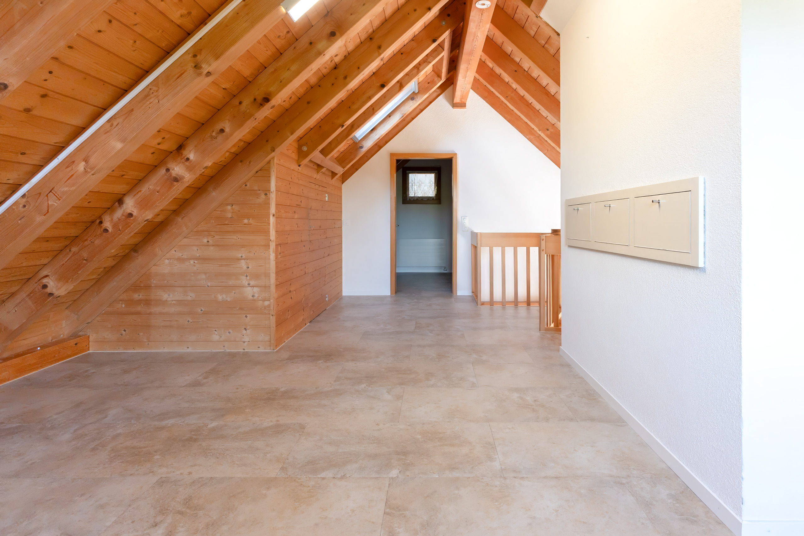 Dachgeschoss mit sichtbaren Holzbalken