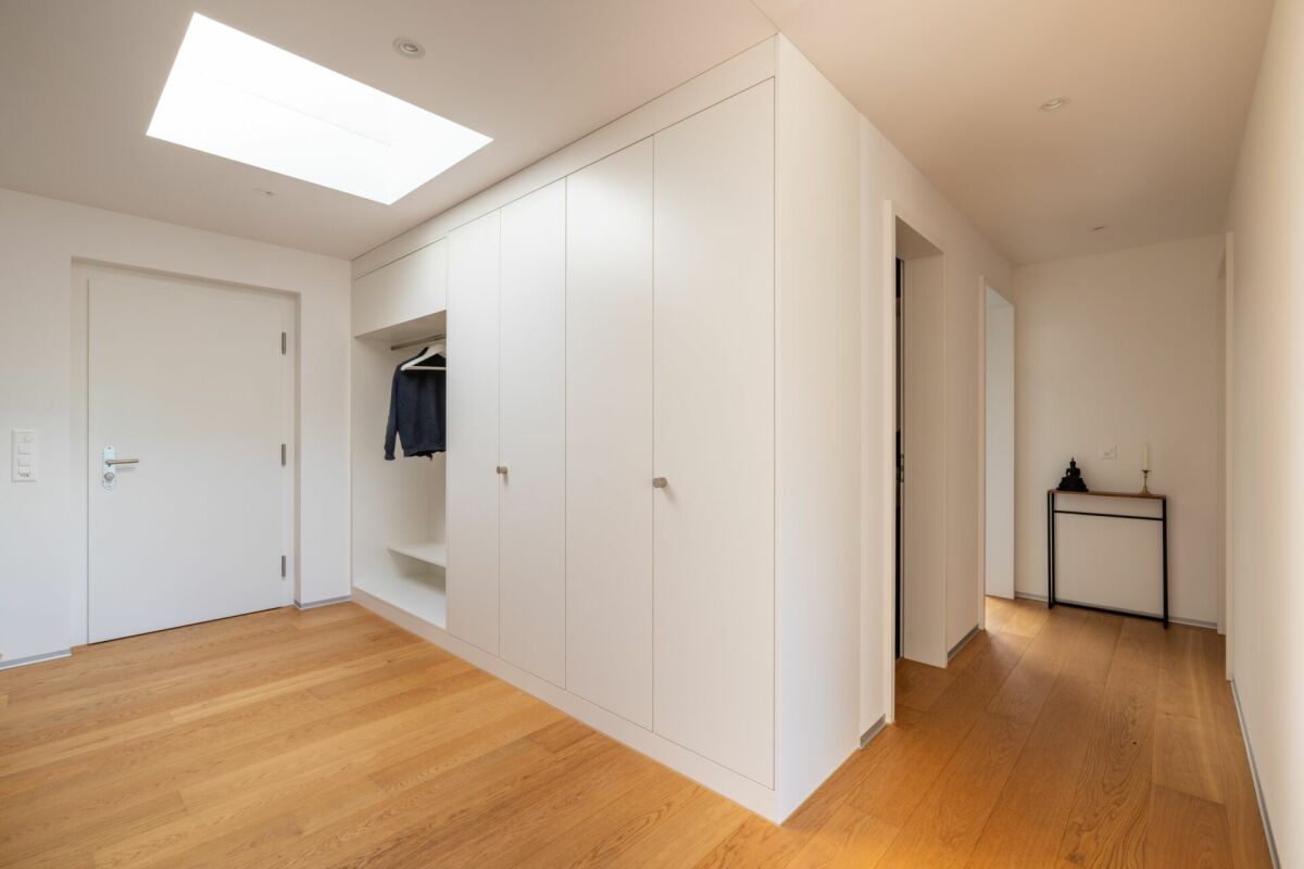 Heller Flur mit Einbauschrank und Oberlicht