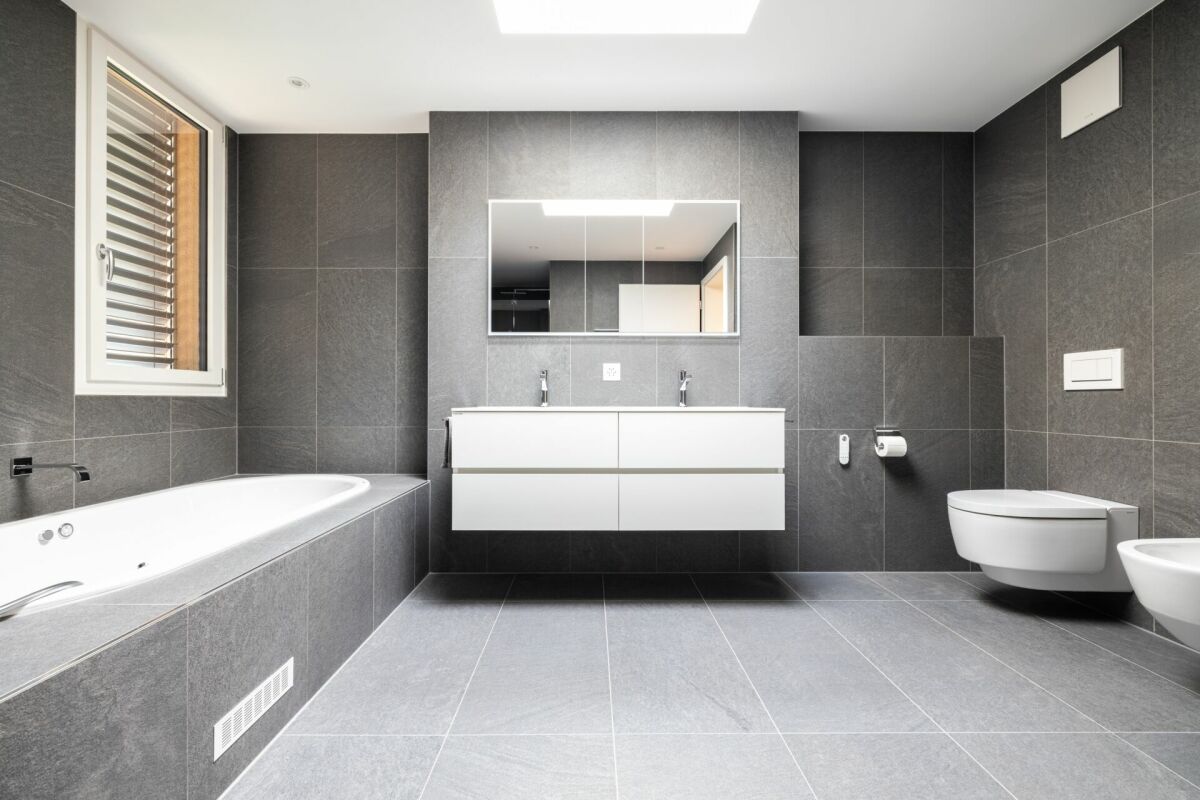 Modernes Badezimmer mit Badewanne, Doppelwaschtisch und WC