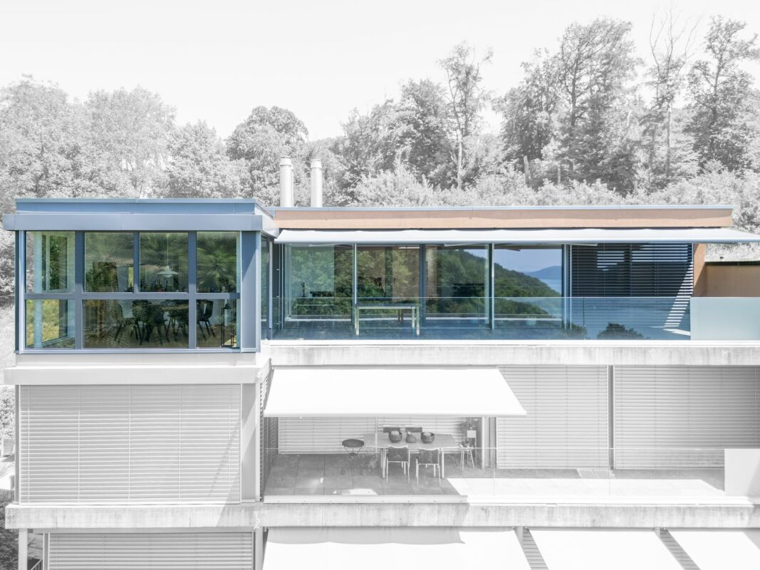 Moderne Glasfassade mit Terrassen und Ausblick
