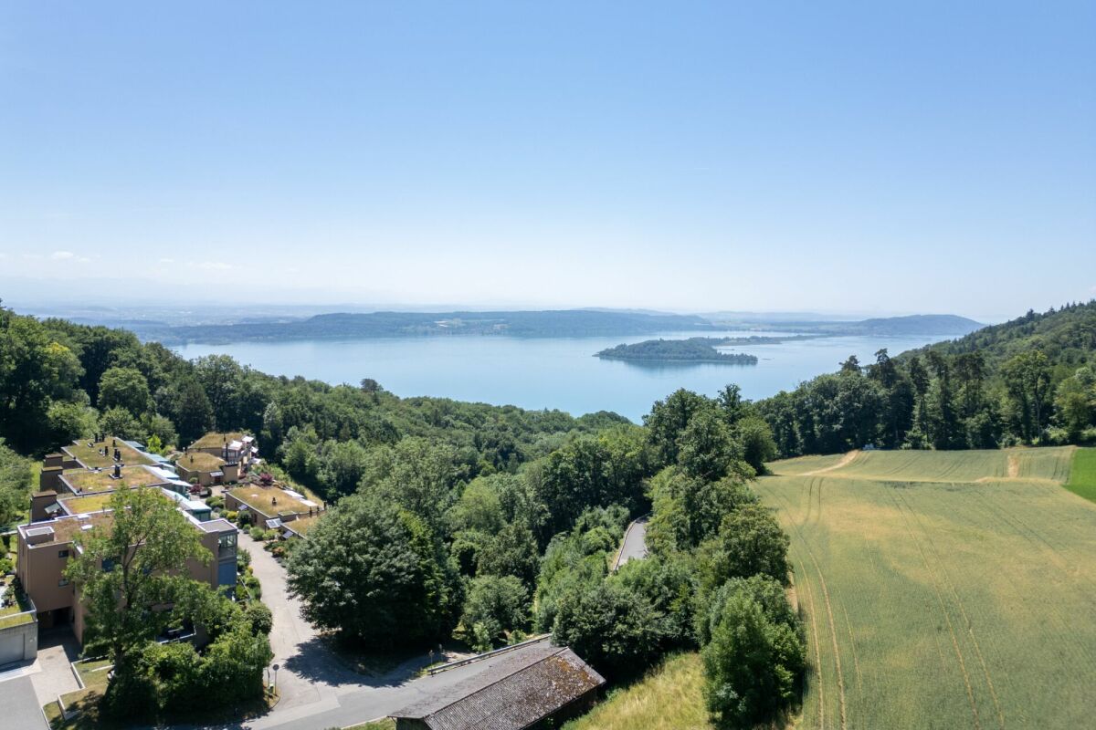 Panoramablick auf See und Landschaft