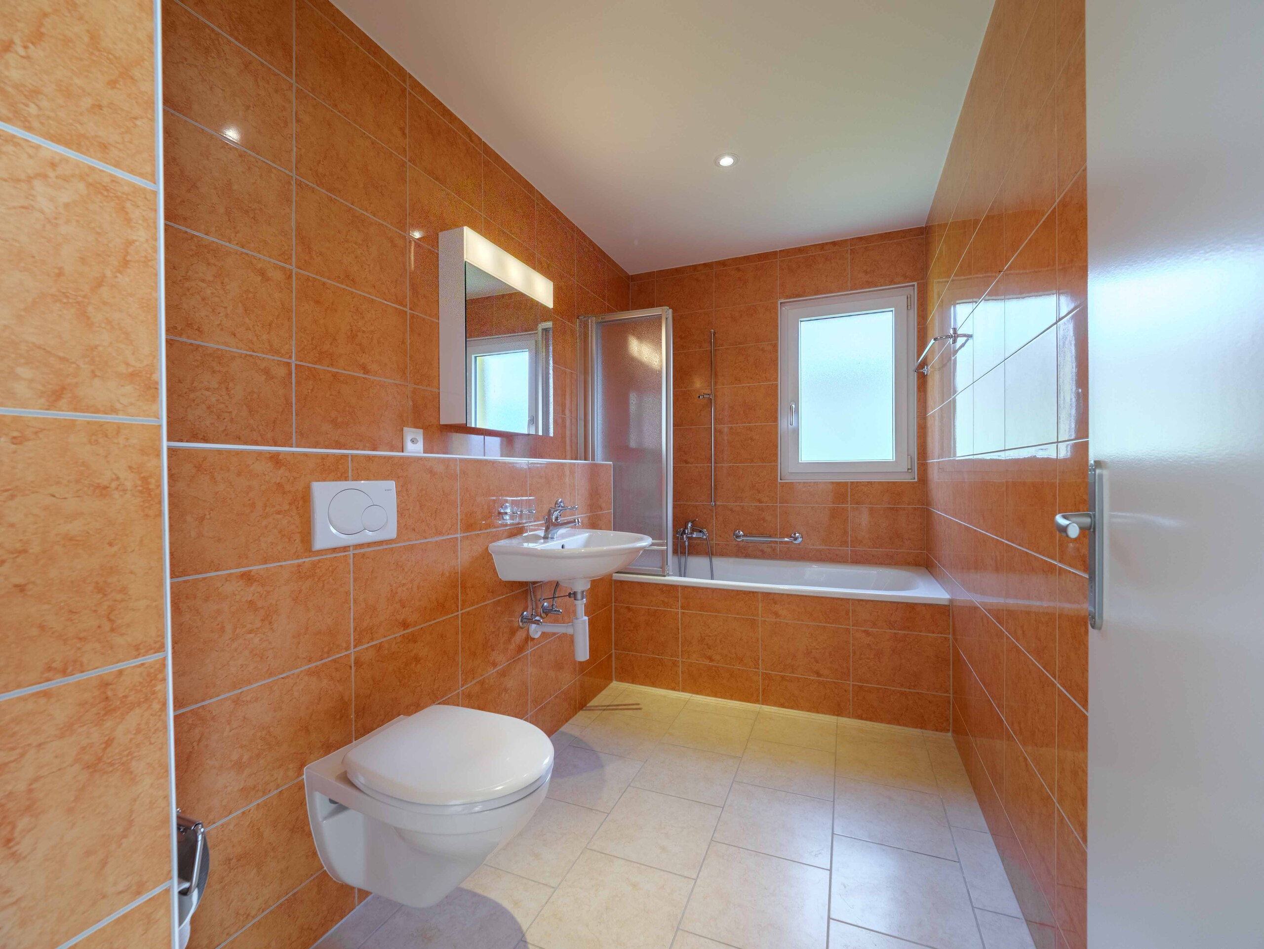 Modernes Badezimmer mit orangefarbenen Fliesen