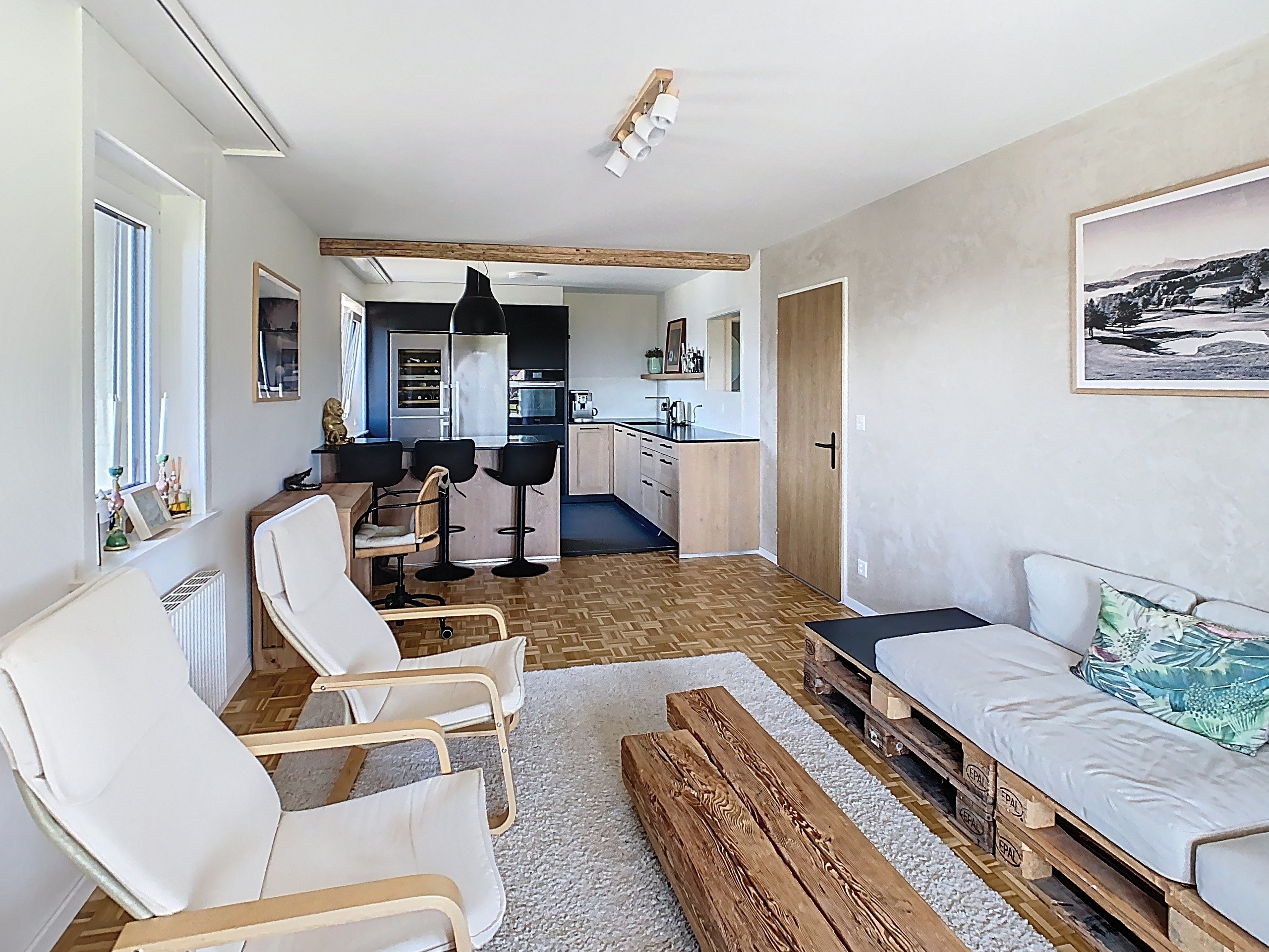 Offener Wohn- und Küchenbereich mit Lounge-Möbeln