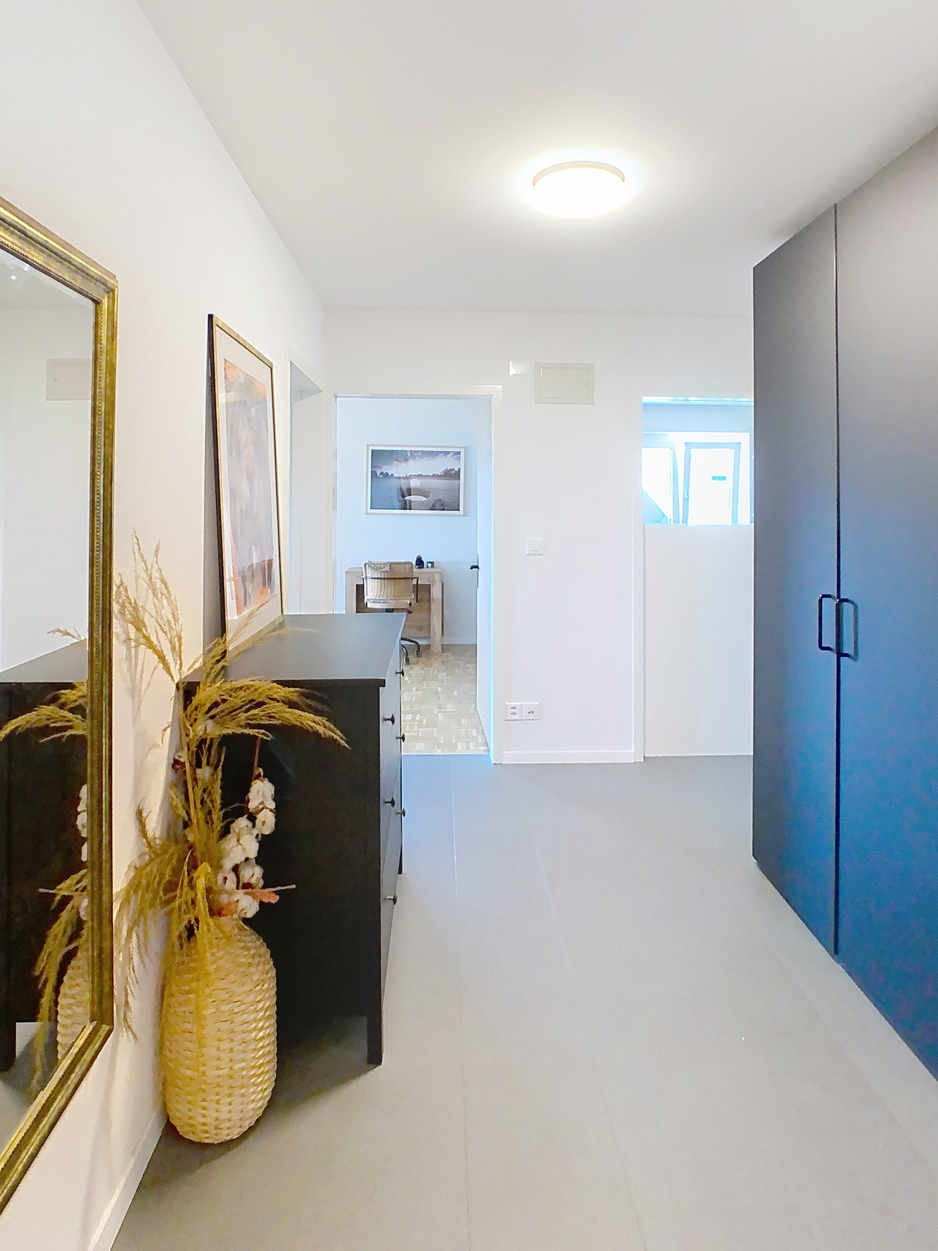 Moderner Flur mit Konsole und Kleiderschrank