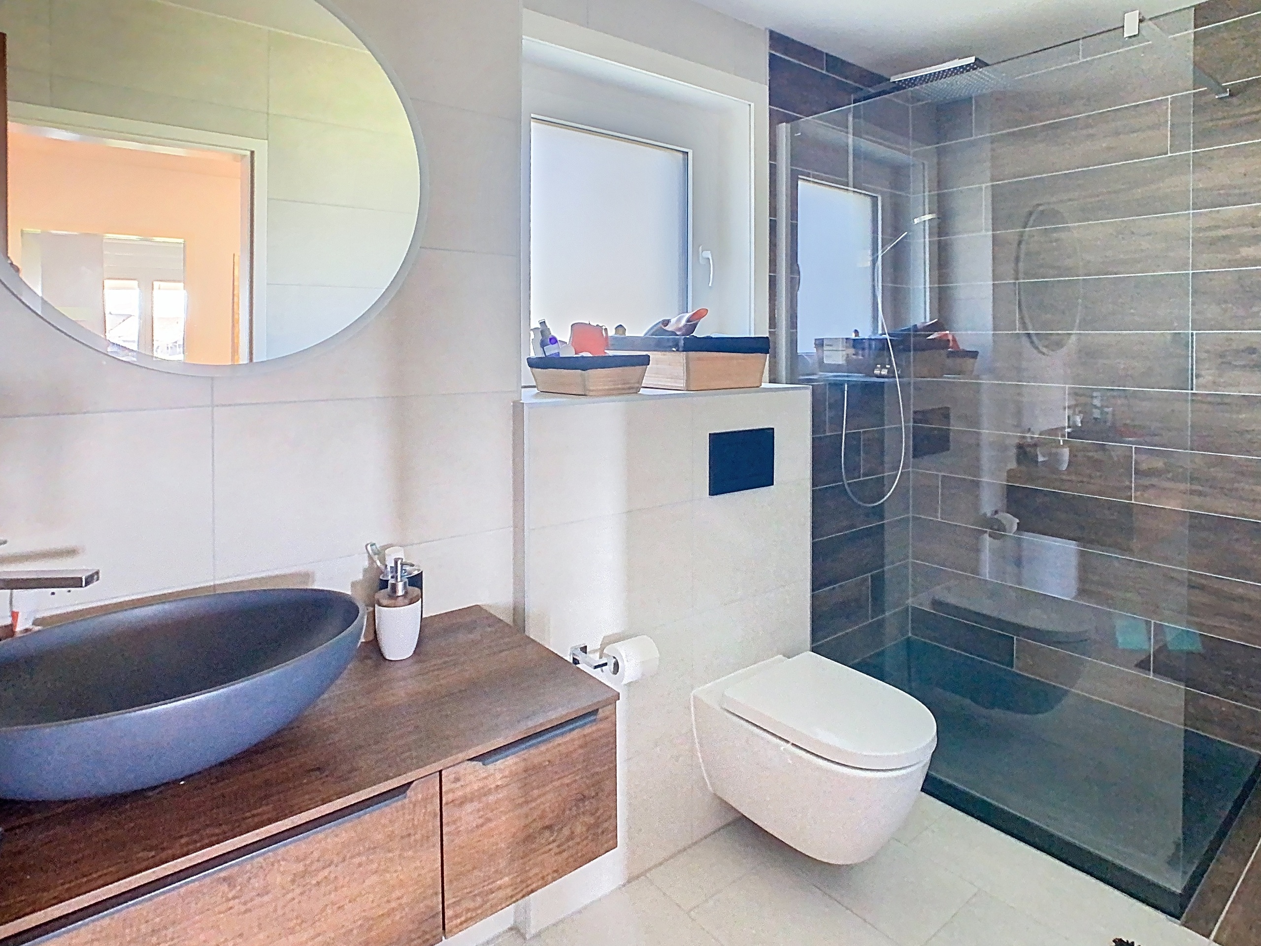 Modernes Badezimmer mit Walk-in-Dusche und Waschtisch