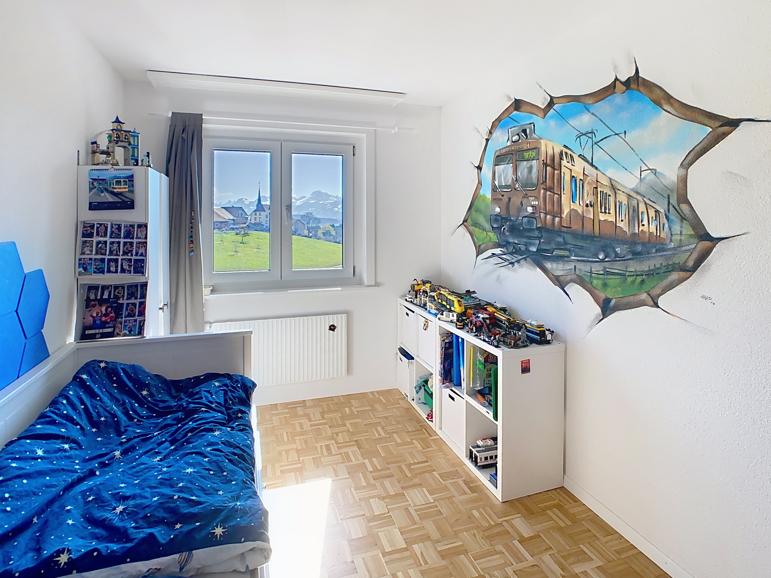 Kinderzimmer mit Bett und Spielzeug