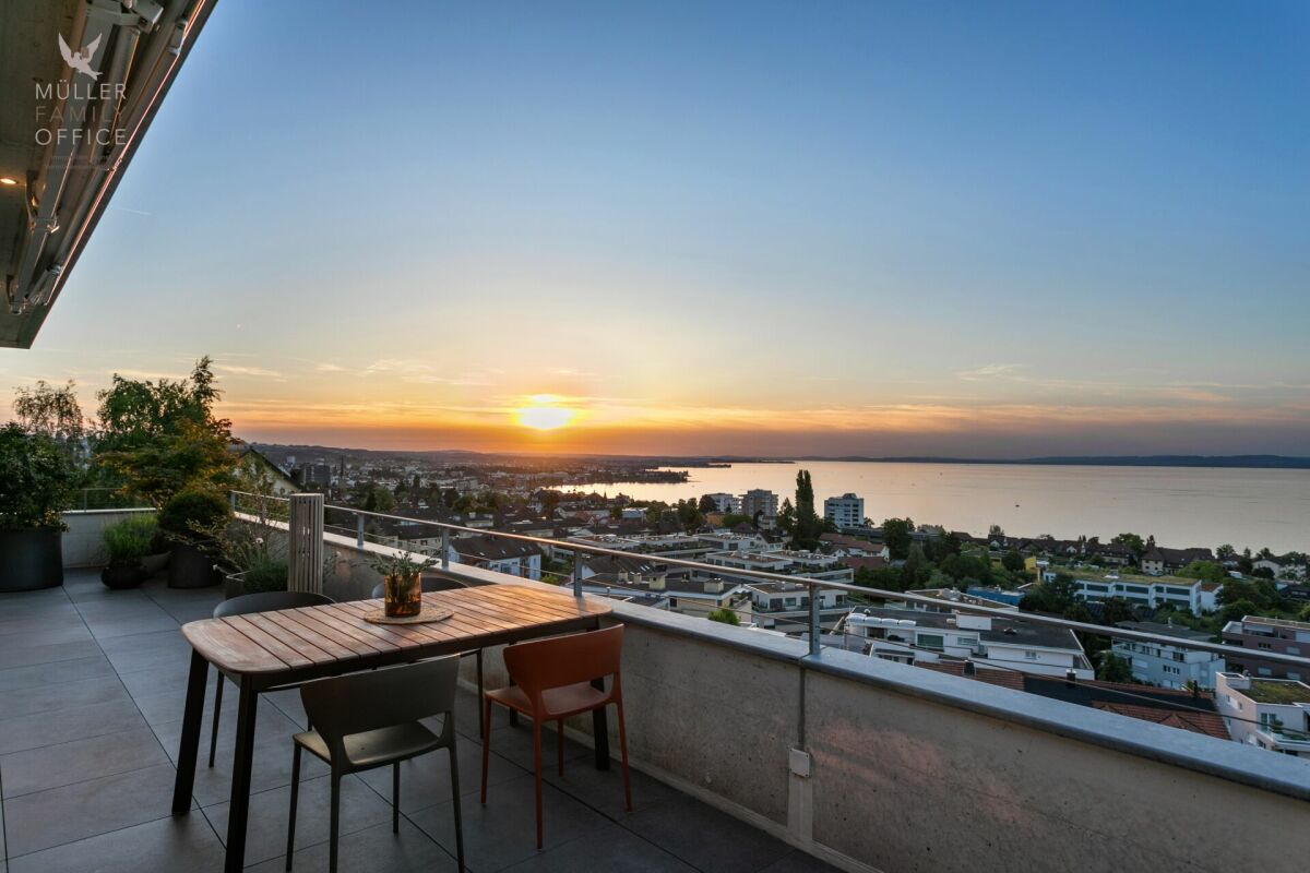 Terrasse mit Seeblick bei Sonnenuntergang
