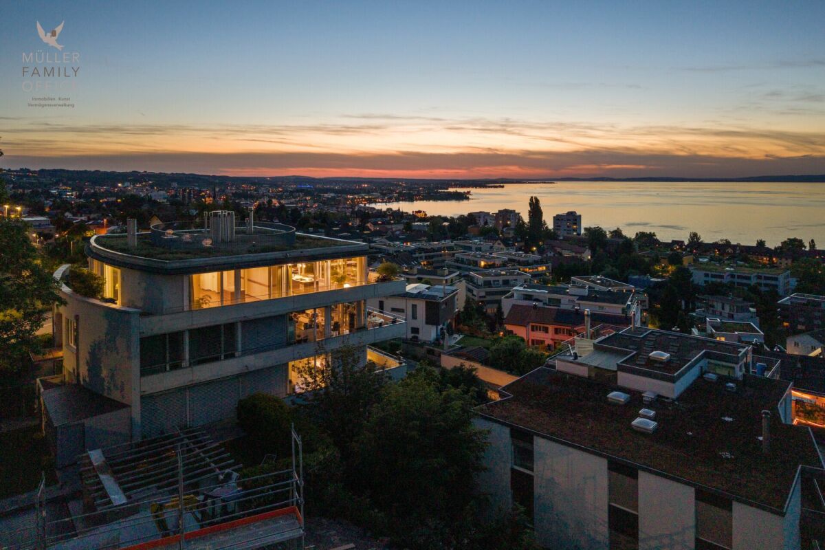 Modernes Wohngebäude mit Seeblick bei Sonnenuntergang