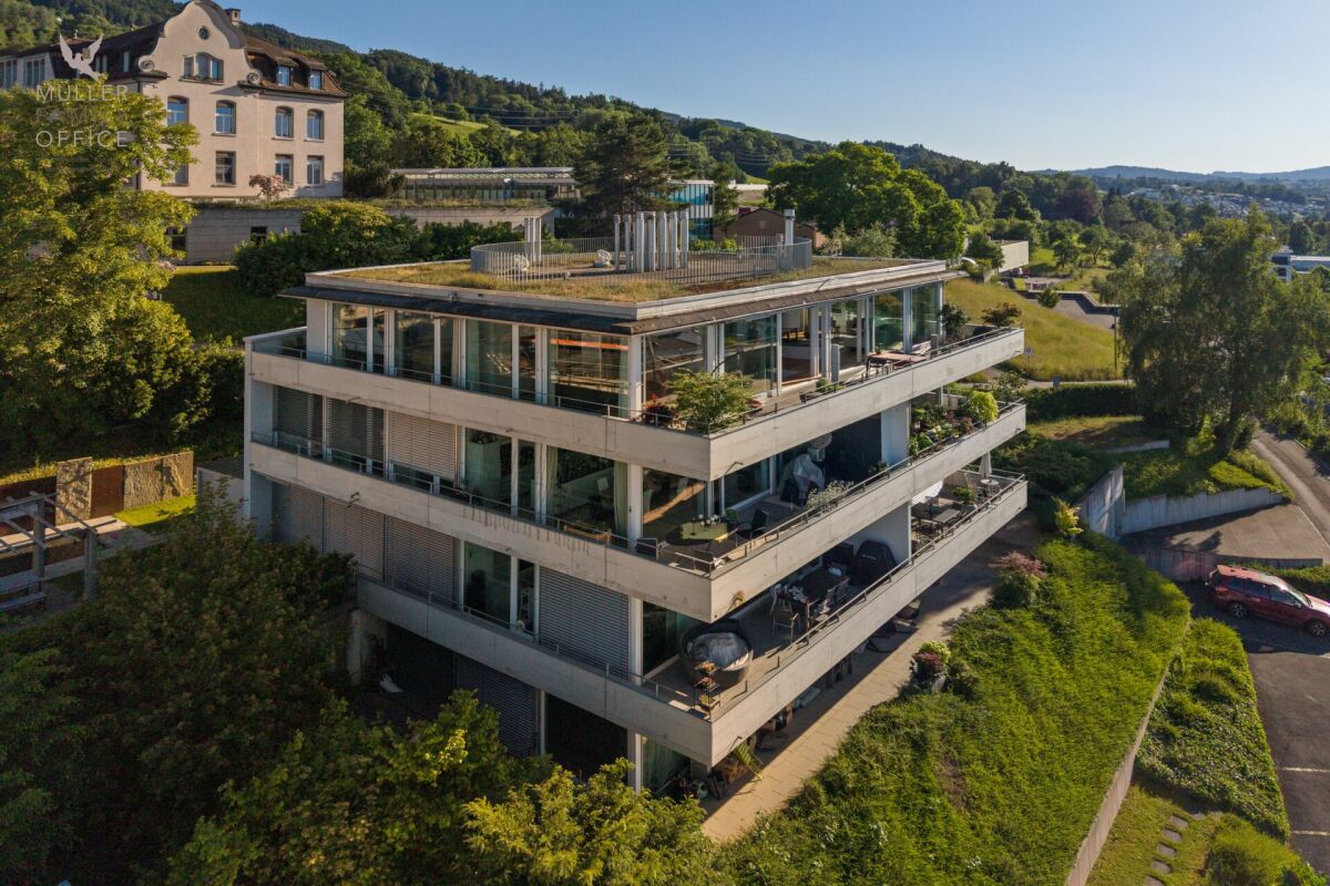 Moderne Terrassenwohnung in Hanglage