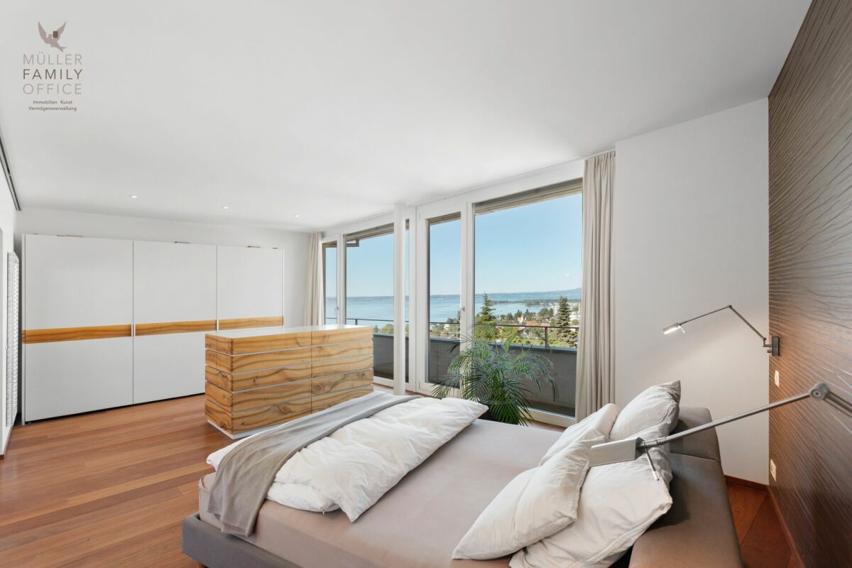 Modernes Schlafzimmer mit Seeblick