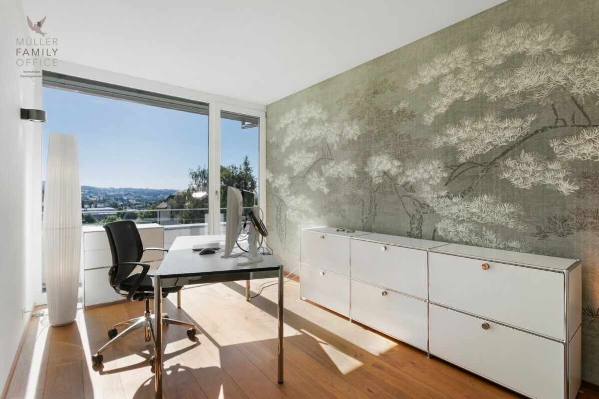 Modernes Arbeitszimmer mit Panoramaausblick